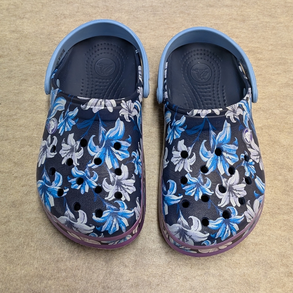 CROCS Blue and Purple Lily Floral Clogs Size Women's 6
